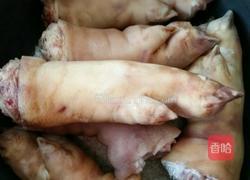 电饭锅酱猪蹄的做法图解1