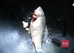 煎鲫鱼（加酱油葱）的做法图解2