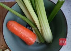 双蔬炒米(芹菜胡萝卜版)的做法图解1