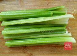 黑芝麻炒芹菜的做法图解1