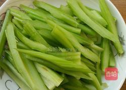 黑芝麻炒芹菜的做法图解2