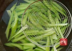 黑芝麻炒芹菜的做法图解4