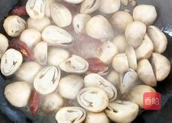 草菇炒腊味的做法图解6