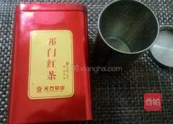 Illustration of how to make Hong Kong-style milk tea 3