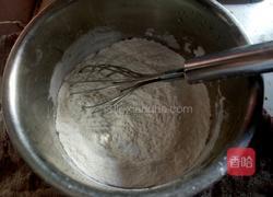 自制红糖马拉糕的做法图解1