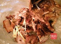 烧猪骨熬粥饭的做法图解1