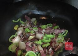 辣椒炒腊肉的做法图解4