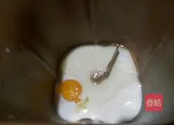 Illustration of how to make two-color bean paste toast 1