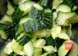 蒜拌猪头肉黄瓜的做法图解3