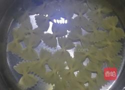 虾仁香肠蝴蝶意面的做法图解1