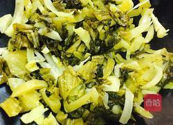 酸菜焖黄花鱼的做法图解2