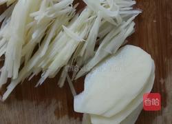 白酒炝马铃薯丝儿的做法图解2