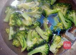 西蓝花蔬菜沙拉的做法图解2