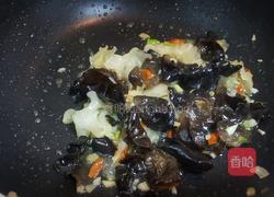 枸杞炒双耳的做法图解7