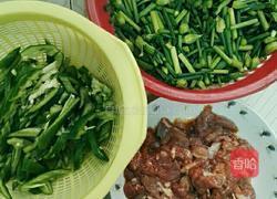 韭菜花炒肉的做法图解1