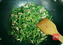 韭菜花炒肉的做法图解5