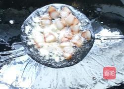 腐乳腊肉椰菜丝的做法图解2