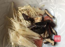 菌菇汆肉汤的做法图解1