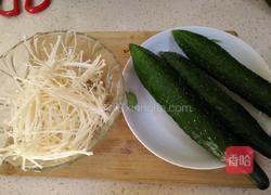 黄瓜拌金针菇的做法图解1