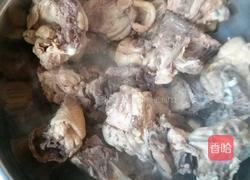酸菜炖鸡架的做法图解1