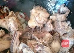 酸菜炖鸡架的做法图解4