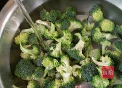 蒜蓉西蓝花的做法图解1