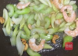 西芹腰果虾仁的做法图解11