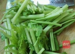 芹菜拌木耳的做法图解2