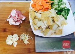 尖椒炒油豆腐的做法图解1