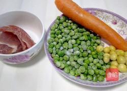 豌豆白果炒肉丁的做法图解1