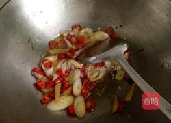 葱烧鲈鱼的做法图解4