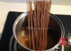 雪菜肉末荞麦面的做法图解2