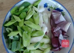 蒜苗炒肉的做法图解2