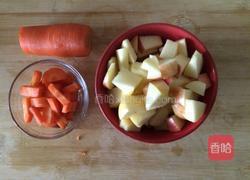 蜂蜜胡萝卜苹果汁的做法图解2