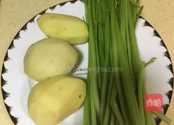 芹菜炒土豆丝的做法图解1