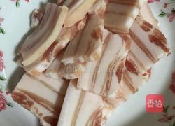 五花肉炒青椒的做法图解1