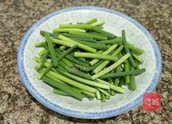 蒜苔炒腊肉的做法图解2