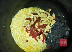 红枣枸杞杂粮粥的做法图解1