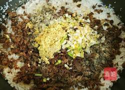 牛肉粒焖饭的做法图解1