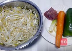 豆芽菜炒肉的做法图解1