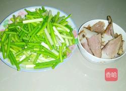 蒜苔炒腊肉的做法图解1