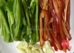 Illustration of how to make fried rice with green pepper and meat cubes 3