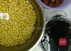 家常排骨黄豆煲的做法图解1