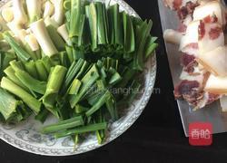 大蒜炒腊肉的做法图解1