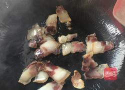 大蒜炒腊肉的做法图解3