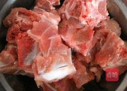 巴戟杜仲猪骨汤的做法图解2