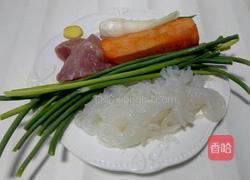 魔芋丝结蒜苔炒肉的做法图解1