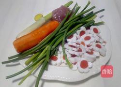 魔芋梅花蒜苔炒肉的做法图解1