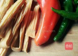 双椒炒腐竹的做法图解1