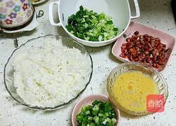 腊肠鸡蛋炒饭的做法图解2